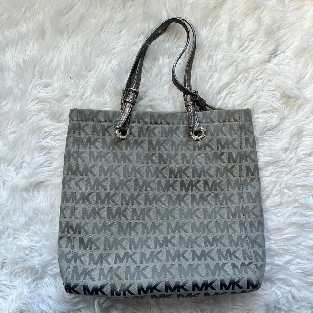 Stunning Silver Metallic Michael Kors Leather and Jacquard Logo Tote 🩶🩶